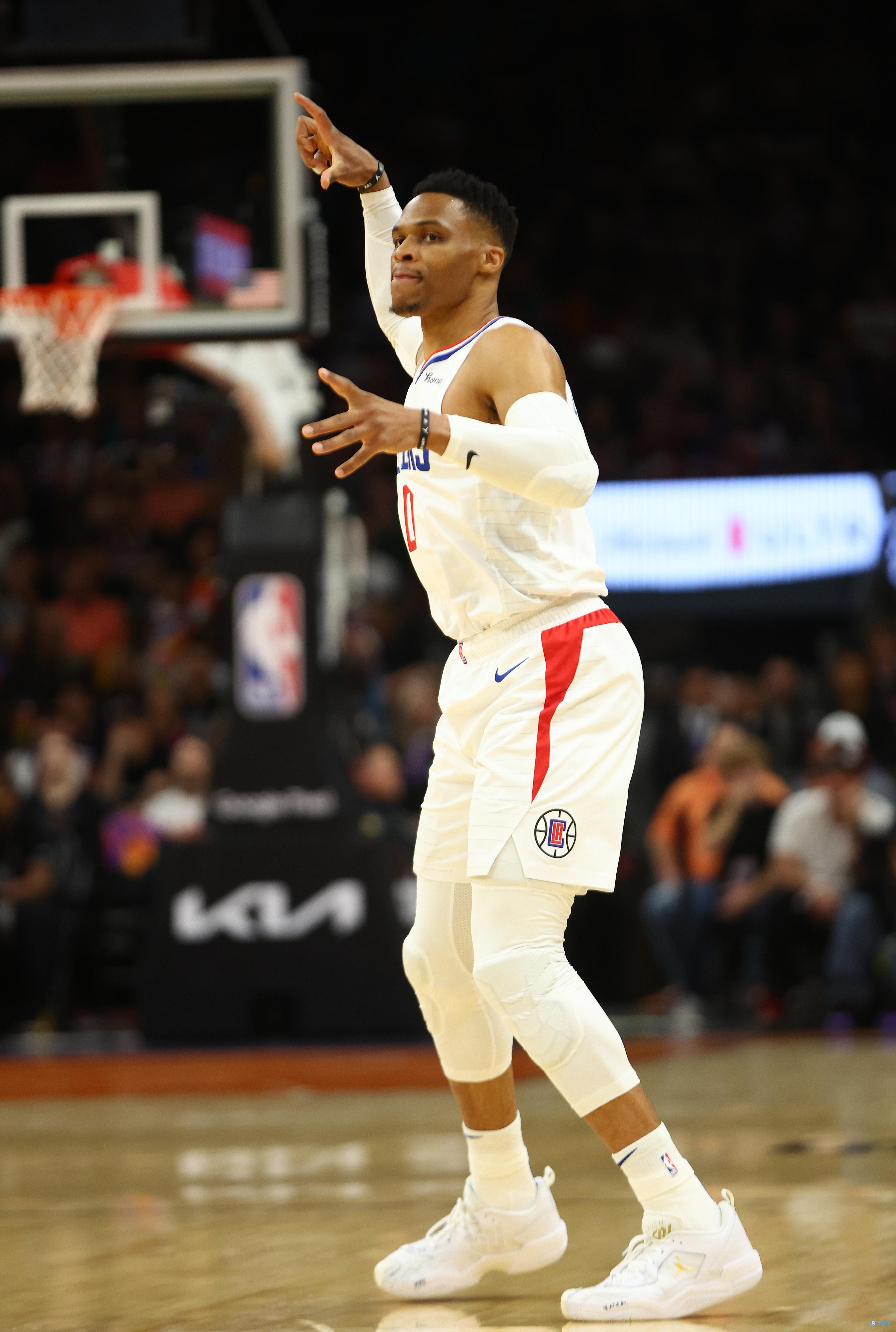 中足联细化“观众不当行为”细则：赛区将对球迷不当行为负责（中足联细化观众不当行为规范：赛区须承担球迷违规责任）